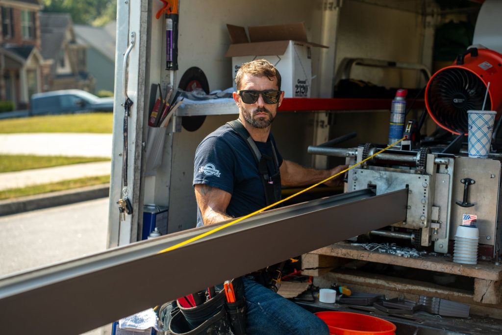 Forming seamless gutter from the machine in the trailer